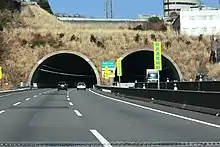 画像左 : 静岡県富士市内。往復6車線を前提に着工され、その後2003年の第1回国幹会議の決定で暫定4車線で整備するように計画変更した経緯から6車線分の幅がありながら4車線に縮小された。画像右 : 御殿場JCTに近接する今里トンネル。左右のトンネルの離隔はわずか4 - 6&nbsp;m。土被りも少なく、地質も富士山噴火により流れ出た自立性の悪い自破砕溶岩層を含み、地盤改良なしでは掘削不可能であった。こうした悪条件下で片側2車線断面を3車線断面に拡幅することは困難であるため、当初から完成断面で掘削された。