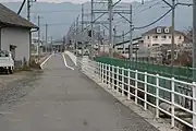 大泉駅と旧大泉東駅を最短距離で結ぶ道路（手前は旧大泉東駅跡、背後は新設された大泉駅）