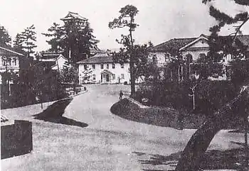広島大本営（右の建物）。左隅は昭憲皇太后御座所。左上に広島城天守が見える。