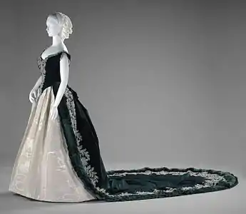 緑のベルベットと銀のモアレ地による宮廷服。帝政ロシアの王族のための作品。(1888年)