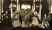 左から李垠、李王坧、李太王、純貞孝皇后(純宗の妃)、徳恵翁主(1918年、徳寿宮にて)