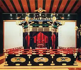 高御座（左）と御帳台（右）