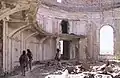 米軍兵士が、重砲撃により崩れ落ちた宮殿内を巡回する（2002年）