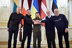 左からリトアニアのギタナス・ナウセダ大統領、ポーランドのアンジェイ・ドゥダ大統領、ウクライナのウォロディミル・ゼレンスキー大統領、ラトビアのエギルス・レヴィッツ大統領、カリス（2022年4月13日）