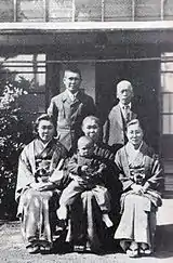 東京移転の直前、家族と。稲葉の隣は父・秀幸、前列右から妻、母・さと、妹(梶与四松妻)。さとが抱いているのは長男・隆一。