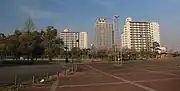 稲永公園から望む名古屋市営みなと荘1棟（中央）