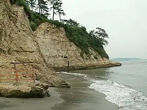 稲村ヶ崎突端部。画面中央の横穴は第140師団麾下の部隊が構築した横穴陣地とされている