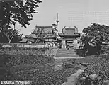 1874年ごろ撮影の悟真寺。中央の赤門（竜宮門）は現存するが、左手に見える本堂は1945年の原爆投下で全壊した。