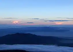 宝永山から遠望。高度が高いかなとこ雲は遠方からも目立つ。