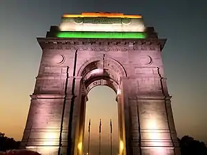 インド国旗の色でライトアップされたインド門