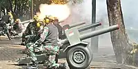 2016年8月17日、ジャカルタのモナスで開催された第71回インドネシア独立記念日の式典でHK  saluting gun(M635)による礼砲射撃を実施する、インドネシア陸軍第7野戦砲大隊(インドネシア語版)の礼砲部隊M635は低姿勢砲架に防盾のついた仕様となっている