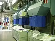 現代の洗濯工場の乾燥機から落ちてくる洗濯物