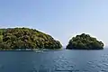 橋で結ばれた主島（左）と属島（右）