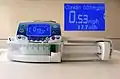 シリンジポンプ。注射器が組み込まれている。時間あたり流量(ml/h)を小数点一桁の単位まで設定できる。