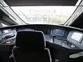 車体ほぼ中央に設置された運転台