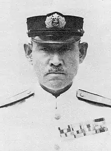 海軍士官第二種軍装の軍帽(日覆を被せている)を着用する海軍大将(井上成美)