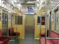 乗務員室背面仕切壁（左側2枚は遮光幕を閉めた状態）