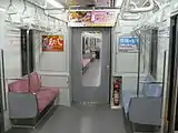 連結面側右側の水色の座席が優先席