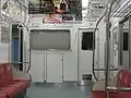 乗務員室背面仕切壁（左側の大窓は遮光幕を閉めた状態）