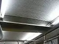 ラインデリア（補助送風機）取り付け部側面鏡面仕上げのため、天井を貫通しているように見える
