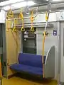 第33編成の優先席部第21編成の写真と比較して荷棚高さの低下、座席形状の変更が分かる