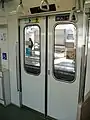 大形窓に交換された客用ドア上部には車内表示器を新設
