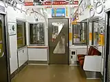 3号車の上り方車端部（デハ2201） 写真左側に車椅子スペースを備える。