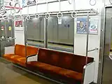 2003Fの座席 縦握り棒は仕切りの前に立つ。1次車の9号車も同形状。