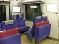 車端部の固定腰掛と補助腰掛（収納状態）