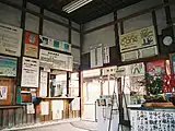 駅舎内部(2004年2月、改札口付近)