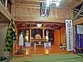 拝殿内部神鏡の奥には三間社流造の本殿の3枚の御扉が見える