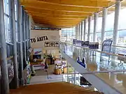駅舎内部(2階)。写っているパネルは田沢湖がロケ地となった2009年(平成21年)の韓国ドラマ『IRIS-アイリス-』のもの。