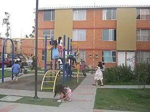 住宅と遊び場