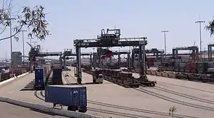 鉄道が引き込まれたコンテナ港