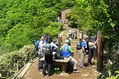峠の休憩所からみた犬越路避難小屋(写真奥、2007年5月)