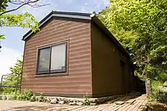 犬越路避難小屋の外観(2013年6月)