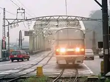 併用橋時代の犬山橋を走るパノラマスーパー(1996年11月)