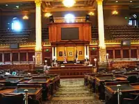 アイオワ州会議事堂の本会議場（左: 上院, 右: 下院）