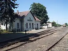 ハンガリー領内のMÁV Zrt.イポイタルノーツ鉄道駅。スロバキア・ハンガリー両国間の協定により本線区の列車は無停車で通過した(2015年)