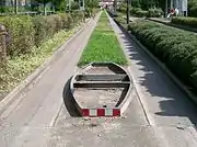 ガイドウェイバス専用走行路の例（イギリス・イプスウィッチ）。
枠状のものが一般車両の進入を防ぐためのもので、左右の車輪がこれより広く、車体底部がこれより高い車両でないと通行できないようにしている