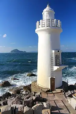 伊良湖岬灯台と伊勢湾に浮かぶ神島（三重県鳥羽市）、2014年（平成26年）12月9日撮影