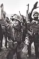 AK-63Fを掲げるイランの少年兵