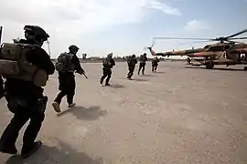Mi-17に搭乗するISOF隊員(2011年)