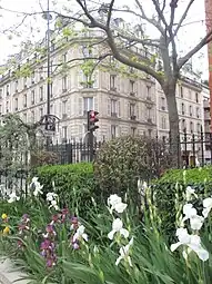プレーヌ=ド=モンソーとバティニョール地区を走るペレイル大通りと、春の通り沿いのアヤメ (Iris, boulevard Pereire au printemps)。フルール・ド・リスも参照