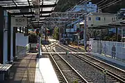 入生田駅の箱根湯本方面を見る。小田急箱根の車両が隣接する入生田検車区に入庫できるようにするため、本線から2番線（右側）にかけての路線が三線軌条となっている。当駅では小田急電鉄の車両だけが交換可能になっている。