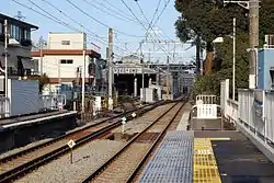 入生田駅の小田原方面を見る。2番線（左側）が三線軌条になっており小田急箱根のレール（標準軌1,435&nbsp;mm）は入生田検車区に分岐している。その先の安全側線終端までが三線軌条であり、小田急電鉄の車両が使用するレール（狭軌1,067&nbsp;mm）は手前で分岐し本線に繋がる。