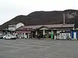 駅前ロータリー改修前の駅舎と駅前駐車場(2005年1月)