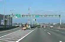 海上部の東海IC(画像左)と飛島IC(同右)。高速道路から国道302号の一般有料道路区間に入るため、「ここから一般有料道路」、通過後は「ここから高速道路」の案内標識が提示される。一般有料区間導入部は13種類の標識を提示して高速道路と同条件で走行できるように規制をかける。