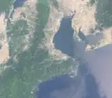 ランドサットによって撮影された附近の画像。