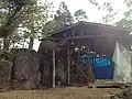 奥宮神社社殿と御神体である磐座
